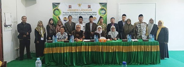 Foto Rektor dan para dosen dengan 2 asesor dari BAN-PT
