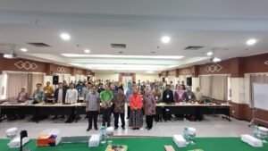 Foto bersama wakil koordinator Kopertais wilayah IV, Tim Ahli dan dewan pakar Konsorsium  LPM Kopertais wilayah IV Surabaya dengan peserta pelatihan AMI 2024 dari area Tapal Kuda