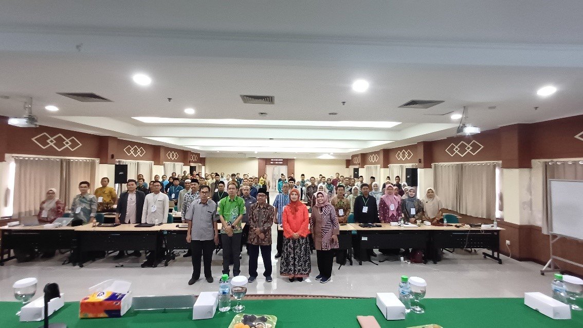 Foto bersama wakil koordinator Kopertais wilayah IV, Tim Ahli dan dewan pakar Konsorsium LPM Kopertais wilayah IV Surabaya dengan peserta pelatihan AMI 2024 dari area Tapal Kuda