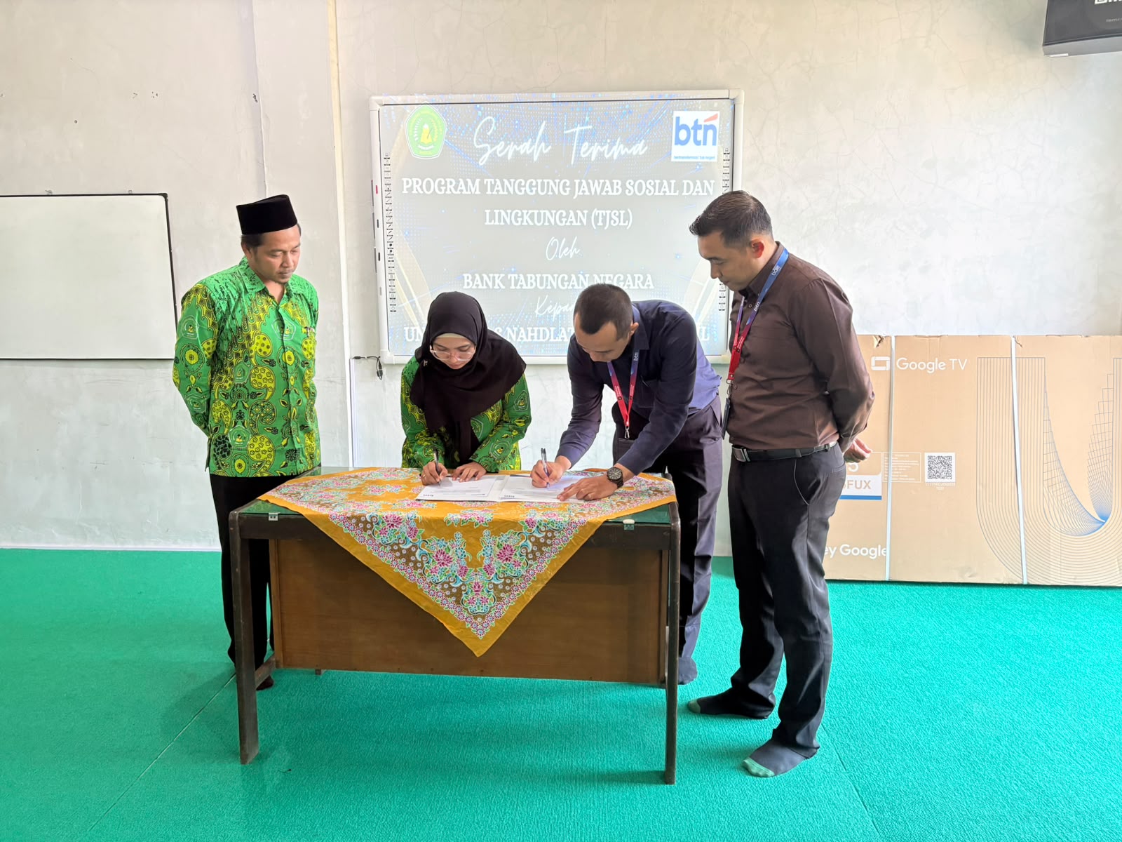 Penandatanganan berita acara serah terima Program TJSL dari Bank BTN Cabang Pasuruan kepada UNUBA