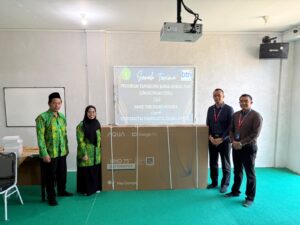 Penyerahan TV UHD berukuran 75 inci dari Bank BTN Cabang Pasuruan ke Pihak UNUBA